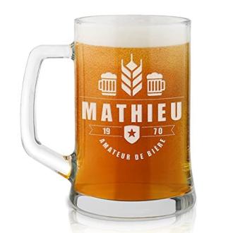 Chope à bière gravée personnalisée 50cl, cadeau unique pour amateur de bière, design élégant, marque Maverton, idéal pour anniversaire, mariage.