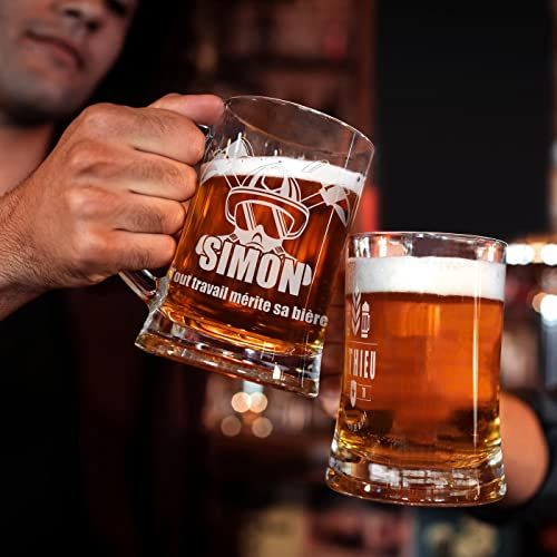 Chope à bière personnalisable pour pompier avec inscription et motifs humoristiques robuste et de qualité.