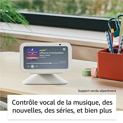 Echo Show 5 avec Alexa sur table, écran tactile pour divertissement et communication.