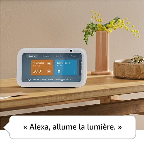 Echo Show 5 avec Alexa sur table, écran tactile pour divertissement et communication.