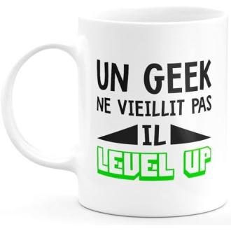 Tasse geek en céramique avec message humoristique Un geek ne vieillit pas, il level up, parfaite pour amateurs de jeux vidéo, résistant micro-ondes et lave-vaisselle.