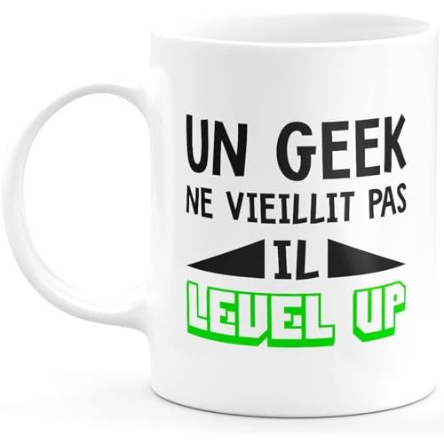 Tasse geek en céramique avec message humoristique Un geek ne vieillit pas, il level up, parfaite pour amateurs de jeux vidéo, résistant micro-ondes et lave-vaisselle.