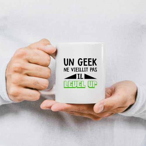 Tasse geek en céramique avec message humoristique Un geek ne vieillit pas, il level up, parfaite pour amateurs de jeux vidéo, résistant micro-ondes et lave-vaisselle.