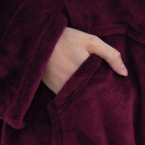Couverture polaire à manches ultra douce avec poche latérale pour soirées cocooning, idéal cadeau pour anniversaires et Noël.