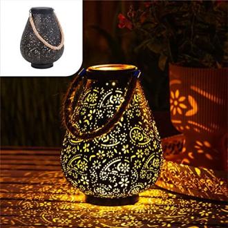 Lanterne solaire marocaine Gadgy éclairant un jardin avec des motifs orientaux.