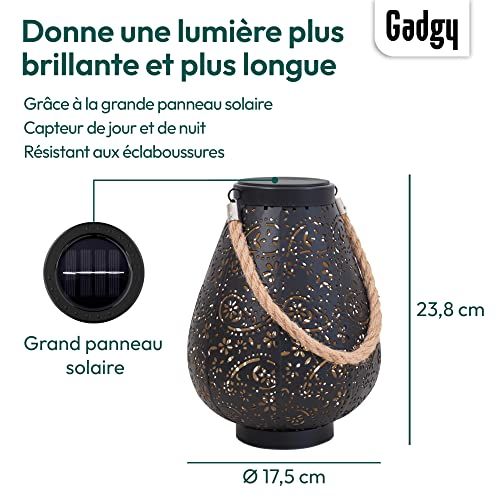 Lanterne solaire marocaine Gadgy éclairant un jardin avec des motifs orientaux.