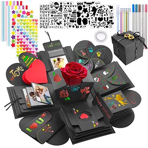 Boîte surprise scrapbooking photo ouverte révélant compartiments personnalisables et décorations.
