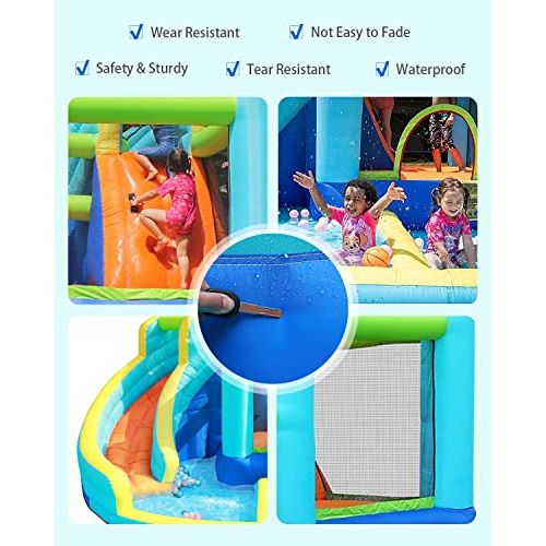 Enfants jouant sur structure gonflable avec toboggan et jeux d'eau