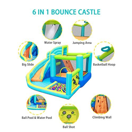 Enfants jouant sur structure gonflable avec toboggan et jeux d'eau