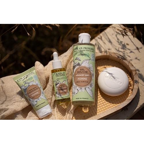 Shampoing solide bio Jeanne En Provence, parfum pomme acidulée, soin cheveux gras, écologique, certifié COSMOS Organic, idée cadeau naturelle et durable.