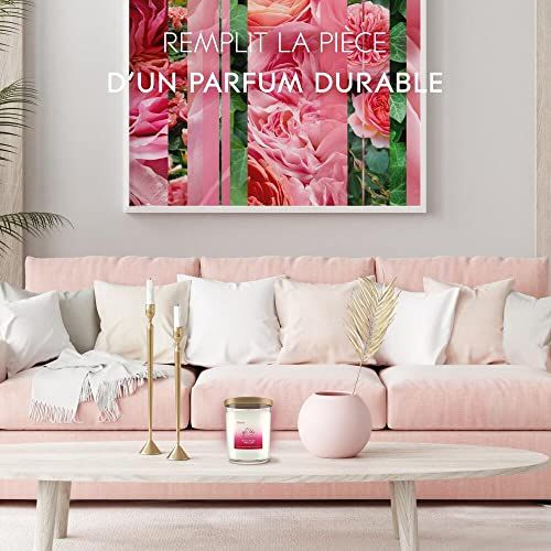 Une bougie parfumée à la vanille, à la rose ou anti-tabac