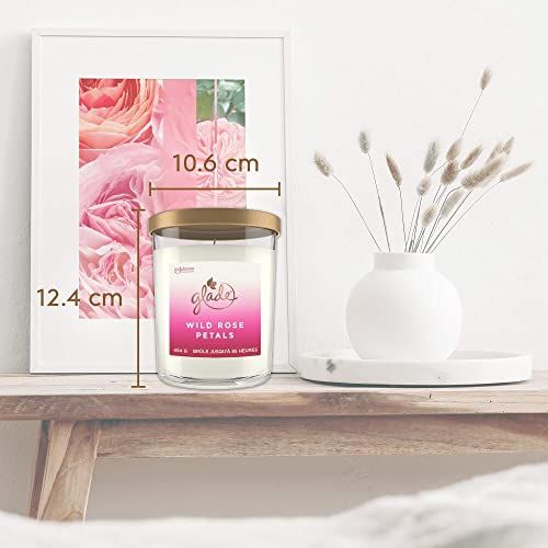 Une bougie parfumée à la vanille, à la rose ou anti-tabac