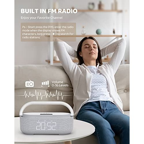 Radio-réveil digital élégant avec chargeur sans fil et fonctions Bluetooth, FM et lampe de nuit.