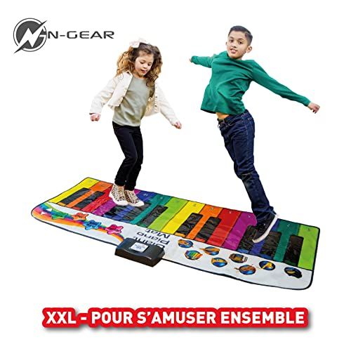 Enfant s'amusant sur piano de sol géant N-Gear coloré et interactif