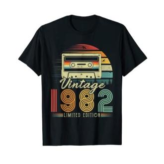 Tee-shirt vintage femme 1982 avec cassette audio, style rétro et humoristique pour célébration d'anniversaire.