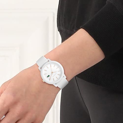 Montre Lacoste pour femme, élégante avec cadran blanc et détails dorés, bracelet en silicone blanc, résistante à l'eau, cadeau parfait mode et fonctionnalité.