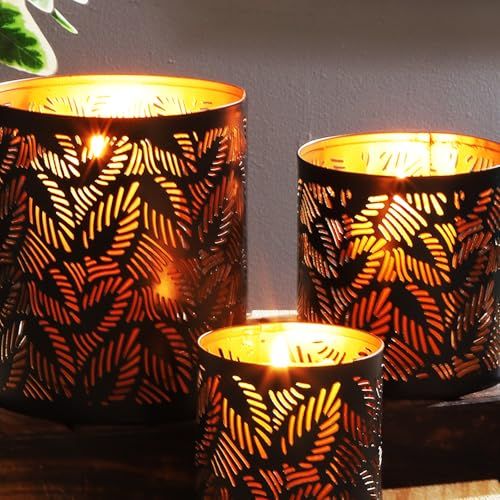 Photophore d'ambiance en métal ciselé, motifs créant des jeux d'ombre et de lumière, design estampillé Paisley.