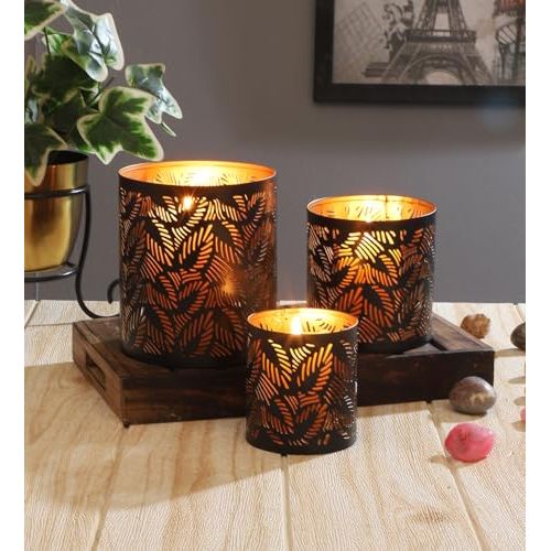 Photophore d'ambiance en métal ciselé, motifs créant des jeux d'ombre et de lumière, design estampillé Paisley.