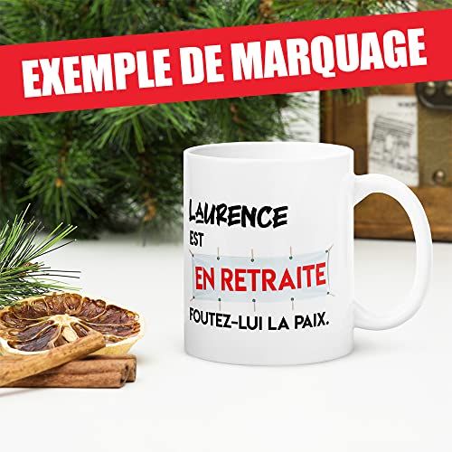 Mug personnalisable en céramique AAA pour retraite avec prénom et message humoristique, durable et micro-ondes safe.