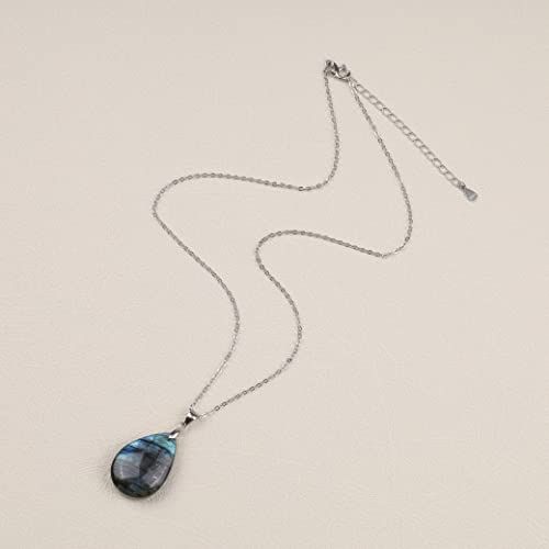 Un beau bijou doré avec un pendentif en pierre naturelle