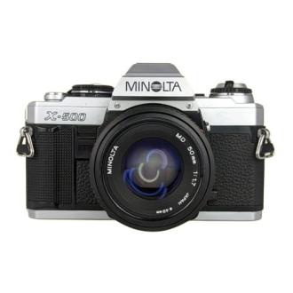 Appareil photo argentique Minolta X-500 avec objectif 50mm pour photographes amateurs et professionnels, style vintage.