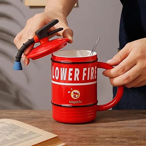 Mug en forme d'extincteur rouge avec couvercle et cuillère pour cadeau original.