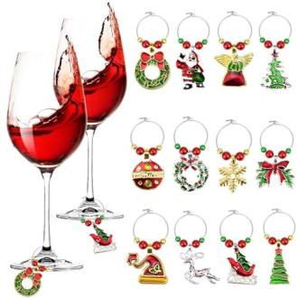 Breloques pour verre à vin avec motifs de Noël, personnalisant vos verres lors des fêtes pour éviter les confusions et ajouter de la magie à votre table.
