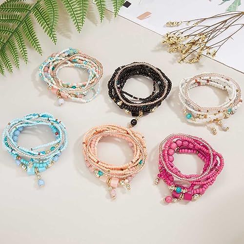 Bracelet fantaisie multicouche pour femme, perles et pompons, accessoire tendance, adaptable à tous les styles et occasions, polyvalent et élégant.
