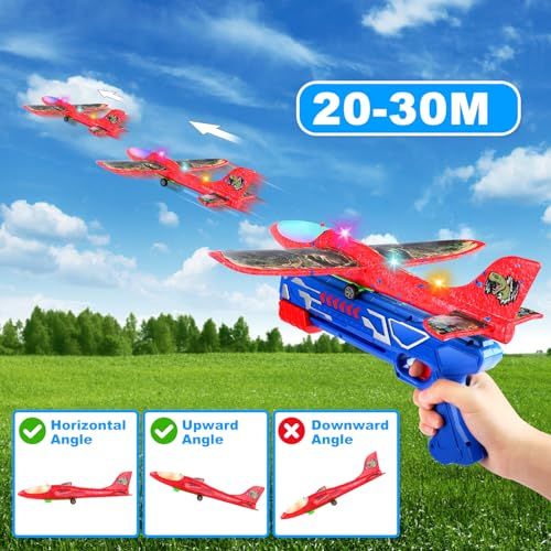 Enfants lançant avions polystyrène colorés avec LED et stickers pour jeu créatif et éducatif.