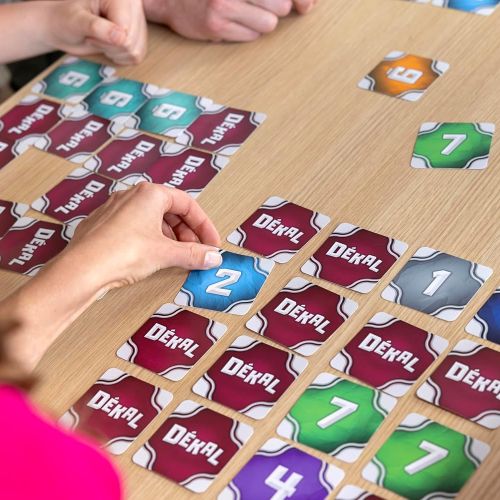 Jeu de cartes Dekal par Gigamic, idéal pour tous âges, mêlant stratégie et plaisir pour des moments mémorables en famille ou entre amis.