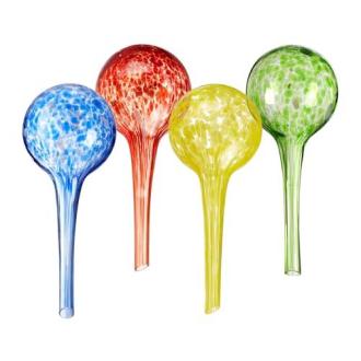 Quatre bulles d'arrosage en verre coloré pour plantes, cadeau écologique élégant et pratique, arrosage automatique facile pour jardiniers, décoration intérieure chic.