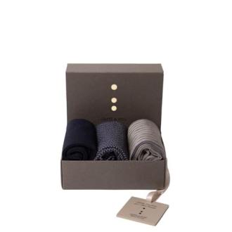 Coffret élégant de chaussettes pour homme, Gatti à pois, trois paires en fil d'Écosse, cadeau idéal pour style et sophistication.