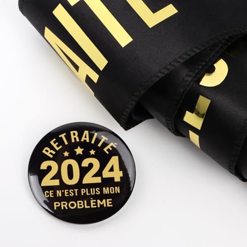 Écharpe officielle retraite avec badge assorti, cadeau humoristique et chic pour célébrer un départ en retraite avec élégance et souvenirs personnels.