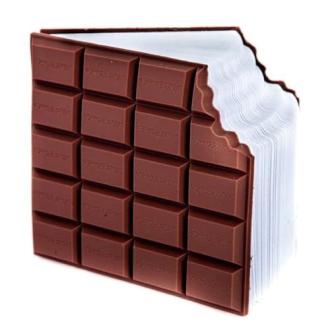 Bloc note en forme de plaque de chocolat légèrement croqué.