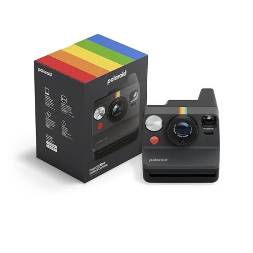 Appareil photo instantané Polaroid Now, design vintage et moderne, 40 % matériaux recyclés, compatible i-Type et 600 films. Cadeau idéal pour souvenirs créatifs.