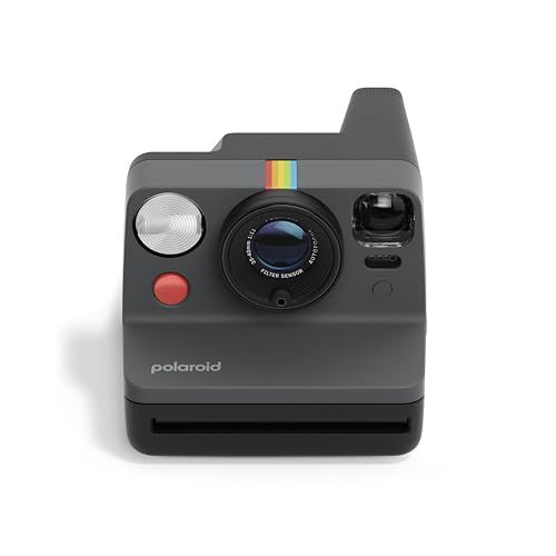 Appareil photo instantané Polaroid Now, design vintage et moderne, 40 % matériaux recyclés, compatible i-Type et 600 films. Cadeau idéal pour souvenirs créatifs.