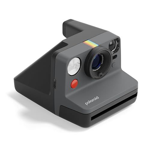 Appareil photo instantané Polaroid Now, design vintage et moderne, 40 % matériaux recyclés, compatible i-Type et 600 films. Cadeau idéal pour souvenirs créatifs.