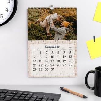 Calendrier photo personnalisé A4, cadeau sentimental et économique, accents de souvenirs avec couverture personnalisable, idéal Noël et anniversaires.