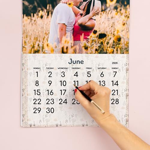 Calendrier photo personnalisé A4, cadeau sentimental et économique, accents de souvenirs avec couverture personnalisable, idéal Noël et anniversaires.