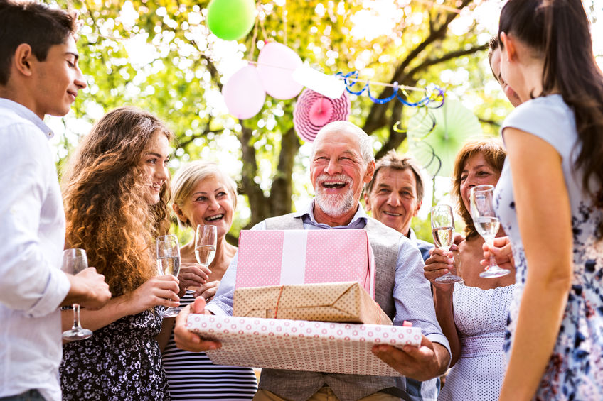 un grand père qui reçoit le cadeau idéal