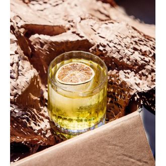 Box kit cocktail avec ingrédients originaux, recettes inédites pour créer déb 10 à 20 cocktails, abonnement flexible, livraison incluse, choix alcools et sans alcool.