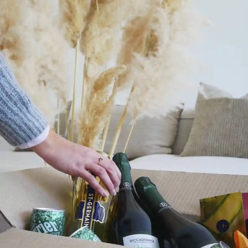 Box kit cocktail avec ingrédients originaux, recettes inédites pour créer déb 10 à 20 cocktails, abonnement flexible, livraison incluse, choix alcools et sans alcool.