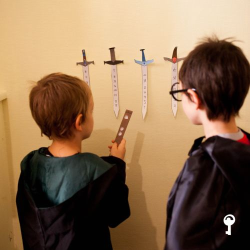 Jeu d'évasion magique pour enfants, thème sorcier, escape game imprimable avec énigmes et accessoires de déguisement.