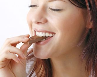 Femme qui mange du chocolat