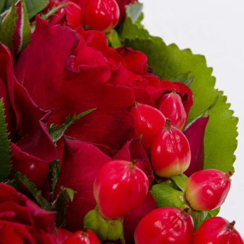 Cœur Deluxe roses et hyericum - Composition florale romantique et symbolique exprimant l'amour, la passion et la résistance.