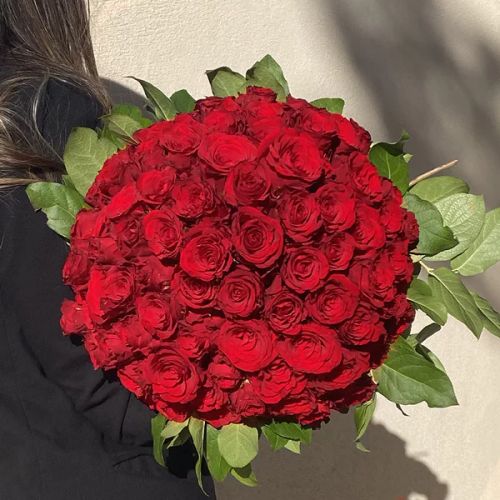 Enorme bouquet de 100 roses rouges, symbole d'amour passionné, de respect et d'admiration. Une déclaration d'amour grandiose et inoubliable.