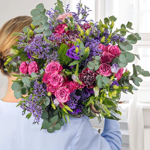 Bouquet Empereur majestueux en roses, lisianthus et œillets violets et roses