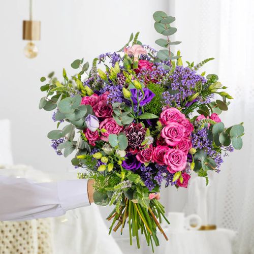 Bouquet Empereur majestueux en roses, lisianthus et œillets violets et roses