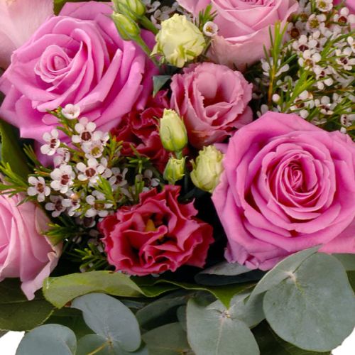 Bouquet Mésange : roses, lisianthus, wax, eucalyptus et sallal, parfait pour la Fête des Mères, livraison rapide, cadeau élégant et abordable.
