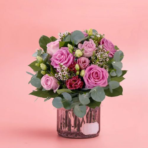 Bouquet Mésange : roses, lisianthus, wax, eucalyptus et sallal, parfait pour la Fête des Mères, livraison rapide, cadeau élégant et abordable.